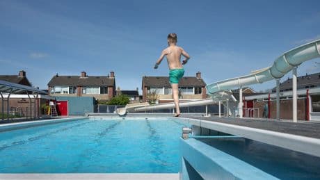 De buitenzwembaden zijn weer open – met dank aan sponsoren en vrijwilligers. Maar voor hoelang nog?