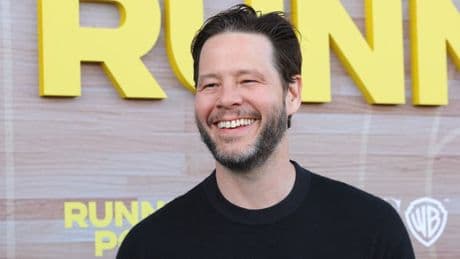 L'acteur Ike Barinholtz pressenti pour incarner Elon Musk dans le film sur l'IA de Luca Guadagnino
