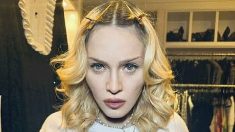 Madonna, festa per i 67 anni al Palio di Siena. Poi festa nell'hotel di lusso (e brindisi con Sting)