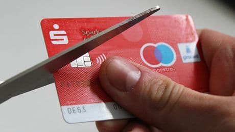 Sicher ist sicher: So gründlich müssen Sie eine Girocard zerschneiden