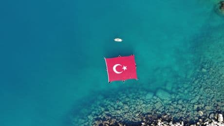 Antalya'da 15 Temmuz dolayısıyla denizde Türk bayrağı açıldı