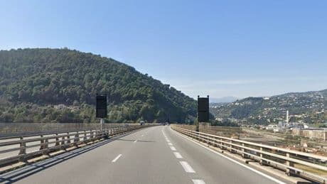 Un homme menace de sauter d'un pont sur l'A8 à La Trinité, une intervention des secours est en cours