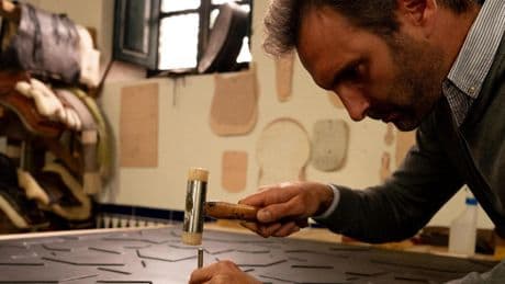 Javier Menacho, el artesano andaluz que conquistó a Dior: "Una buena piel puede durar más de 500 años"