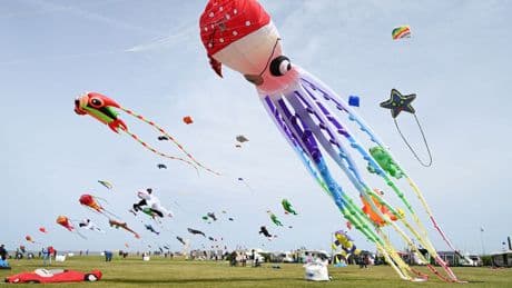 Drachenfest am Meer: Bunte Drachen schweben am Himmel über Norddeich