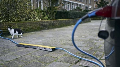 Opladen elektrische auto met kabel over stoep vaak verboden: check hier jouw gemeente
