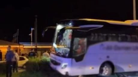 Yolcu otobüsü korkuluklara çarptı