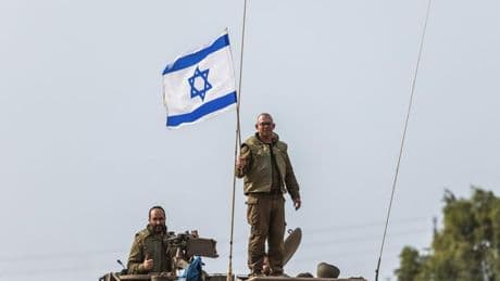 "Los asesinos no son bienvenidos". Polémica en Italia por el veraneo de soldados israelíes en complejos turísticos de Cerdeña
