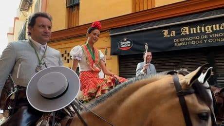 Victoria Federica vive su primer camino del Rocío a caballo y con una falda de faralaes de su madre