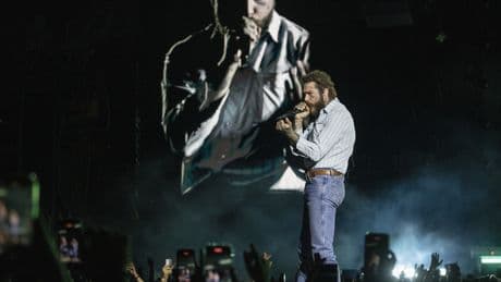 Cerveza, country, cigarrillos y flexiones: Post Malone conquista Barcelona
