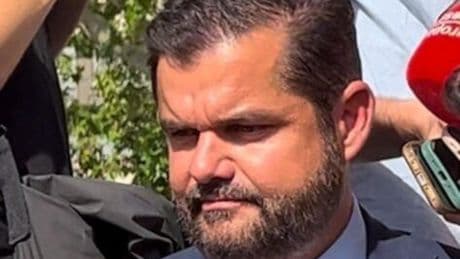 El abogado de la enfermera antivacunas de Santurtzi es el líder de un 'antipartido' personado en el 'caso Begoña'