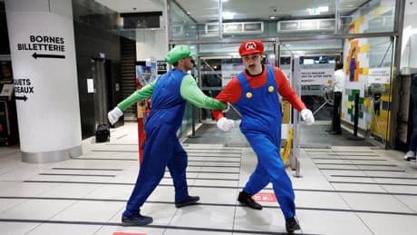 « Un enthousiasme de geek » : à Paris, la soirée de lancement de la Nintendo Switch 2 attire les gamers