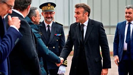 Les indiscrets - Emmanuel Macron suit de près la bataille LR