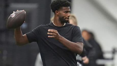 Trump llama "estúpidos" a los dueños de la NFL por ignorar a Shedeur Sanders en la primera ronda del draft