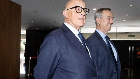 Los accionistas del Sabadell aprueban la venta de su filial británica al Santander en plena opa del BBVA