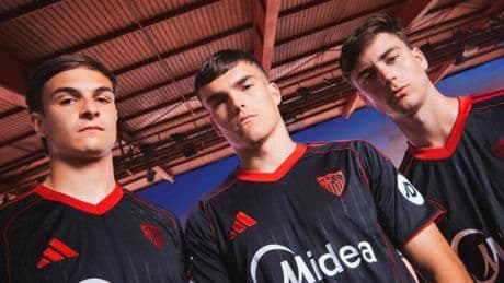 El Sevilla presenta su tercera equipación Adidas, de color negro
