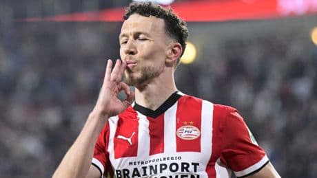 PSV slecht muur van Fortuna dankzij hattrick Perisic en houdt druk op koploper Ajax