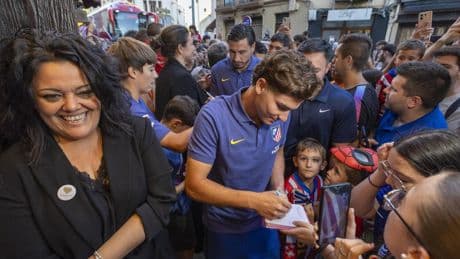 El Atlético cumple con la tradición del cochinillo en Segovia
