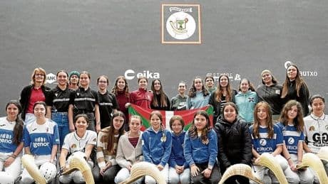 Brotes verdes en la cesta punta femenina