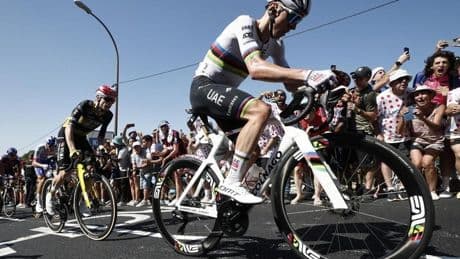 El susto de Pogacar hace temblar al Tour en una etapa que Abrahamsen se impuso al sprint