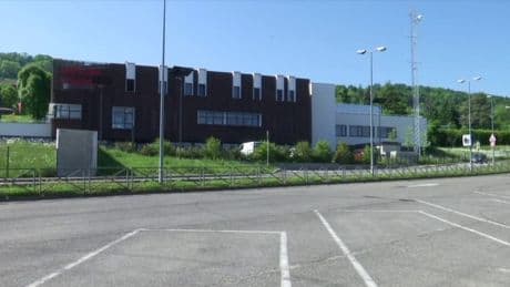 "Évidemment, on est touchés": émotions à Évian-les-Bains après le rodéo urbain ayant plongé un pompier dans le coma