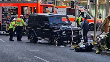 Auto fährt in Stuttgart in Menschengruppe - Drei Schwerverletzte