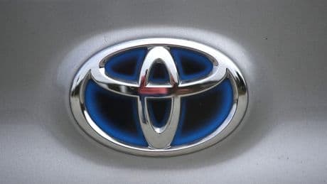 Ventas de coches nuevos: Toyota y el Dacia Sandero vuelven a las andadas