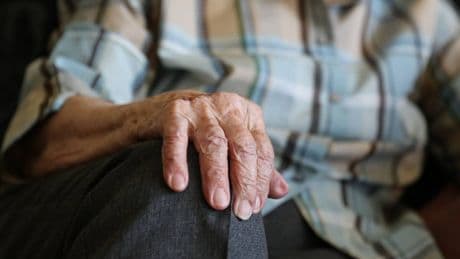 Anziani (ma non solo) a lezione dai vigili per imparare a difendersi da truffe e truffatori