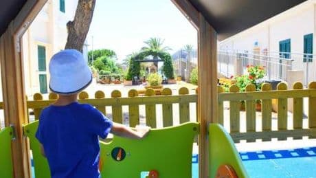 Caldo, pediatri: le 5 regole per proteggere i bambini dalla morsa dell'afa