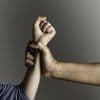 Ansteckend aggressiv: Wie Gehirn und Gesellschaft Menschen zu Tätern machen