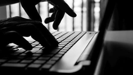 Detienen en Italia a un informático chino acusado de robar información sobre la vacuna contra el covid