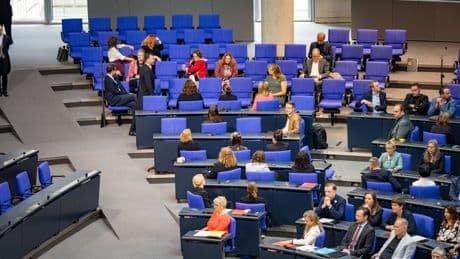 AfD sorgt im Bundestag bei Srebrenica-Gedenken für Empörung