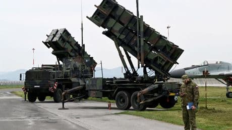 Ukraine: craignant une pénurie, Washington cesse des livraisons d'obus et de missiles antiaériens à Kiev