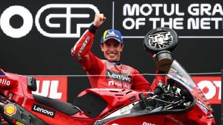 'La Catedral' se rinde ante Marc Márquez y su hermano Álex se rompe la mano en Assen