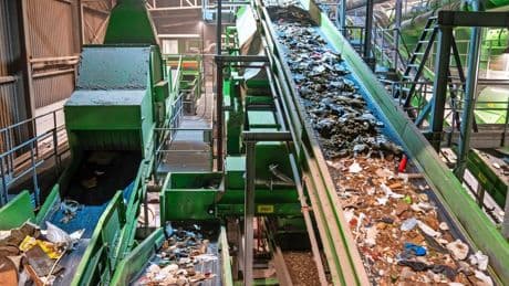 ’Kabinet zet alles op het spel met schrappen plastictaks: niet fabrikant, maar gezinnen betalen de prijs’