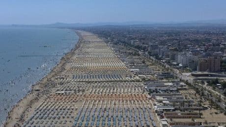 Vacanze 2025, ecco gli aumenti: in Liguria 3.592 euro per una settimana. Per due lettini almeno 30 euro