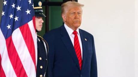 L'annuncio di Trump: "Gli Houthi si sono arresi, stop ai bombardamenti"