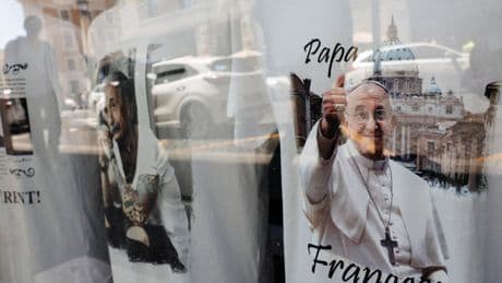 «Les gens se jettent dessus» : les produits dérivés à l’effigie du pape François ont la cote depuis son décès