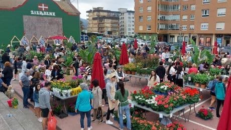 Zierbena se vuelca con el mercado de flores de primavera de La Arena
