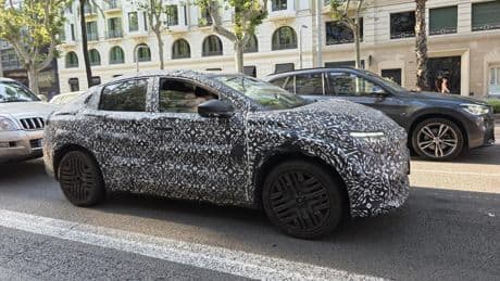 Qué es este coche camuflado que circula por Barcelona y atrae las miradas de conductores y transeúntes