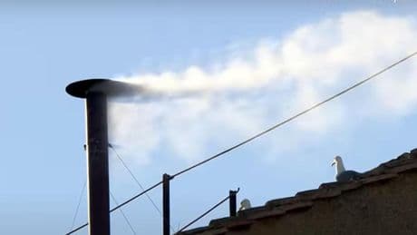 Cómo se hace la fumata blanca que ha anunciado a León XIV: la química que esconde la chimenea del Vaticano