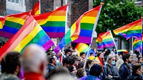Homoacceptatie verschilt enorm onder Amsterdamse pubers: jongens, vmbo’ers en niet-Nederlandse scholieren zijn risicogroep
