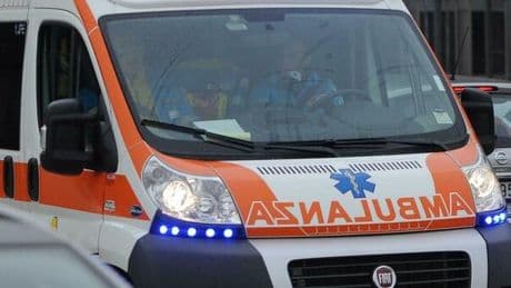 Bimbo di due anni muore schiacciato da un furgone in manovra, il piccolo giocava vicino casa