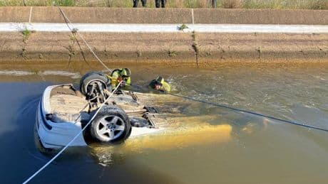 Hallan tres fallecidos en el interior de un vehículo que cayó a un canal de Cartaya, en Huelva