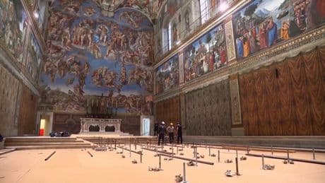 Así se prepara el interior de la Capilla Sixtina para celebrar el Cónclave
