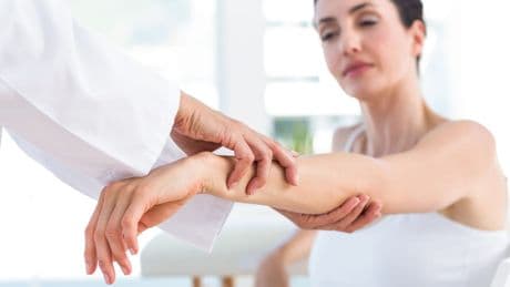 Roter Strich am Arm oder Bein: Was bedeutet das Symptom?