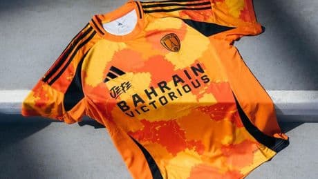 Foot : le Paris FC dévoile son nouveau maillot en collaboration avec le rappeur Ninho
