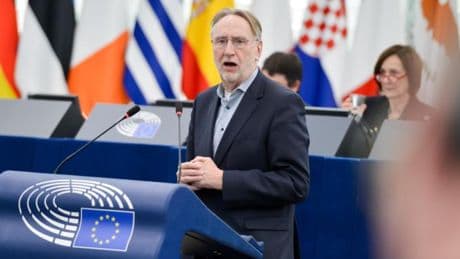 Chef-Handelspolitiker des EU-Parlaments droht im Zollstreit mit Trump mit Gegenzöllen