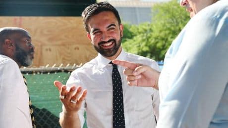A New York, Zohran Mamdani en passe de remporter la primaire démocrate pour la mairie, devant l’ancien gouverneur Andrew Cuomo