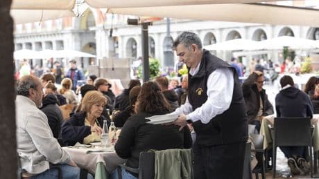 El empleo retoma el pulso con 230.993 nuevos afiliados por el fuerte tirón de la hostelería en Semana Santa