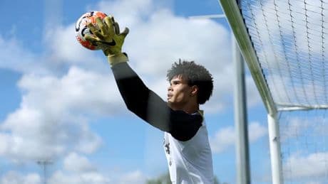 Crystal Palace hold transfer talks with Chelsea goalkeeper ahead of Blues exit